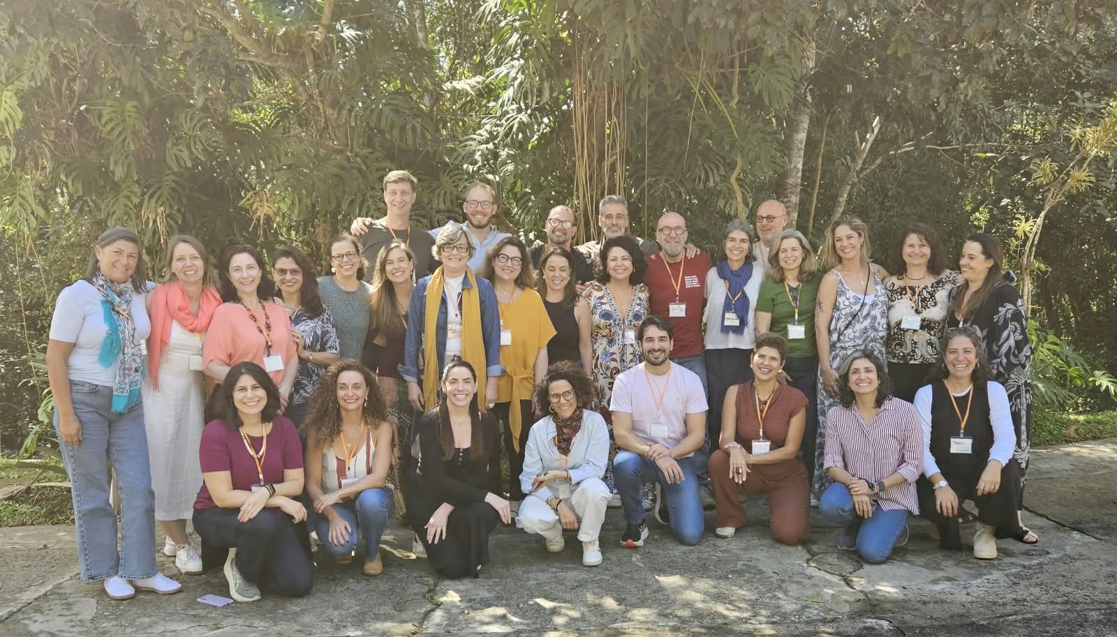 Integrantes da Rede Almear reunidos em um encontro presencial ao ar livre